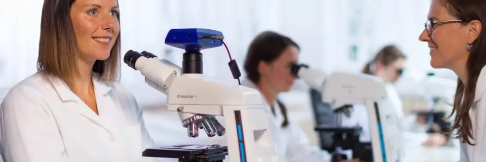 zeiss-primostar-3_stage.ts-1611161872983-980x327 Zeiss promo star 3, Microscopio en un laboratorio, Mujeres con microscopio, Usando un microscopio, Microscopios en Guadalajara